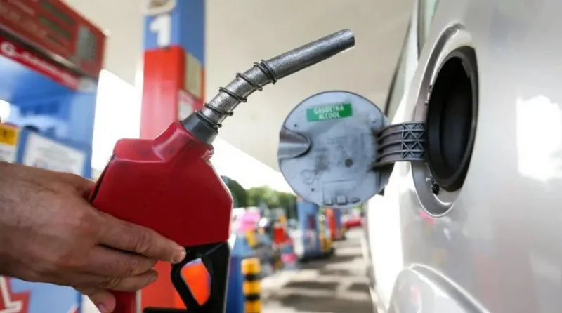 Governo federal zera imposto e subsidia diesel para conter alta do petróleo
