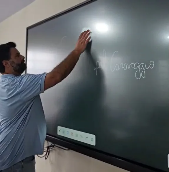 Escolas de Nova Veneza recebem lousas digitais para reforçar práticas pedagógicas