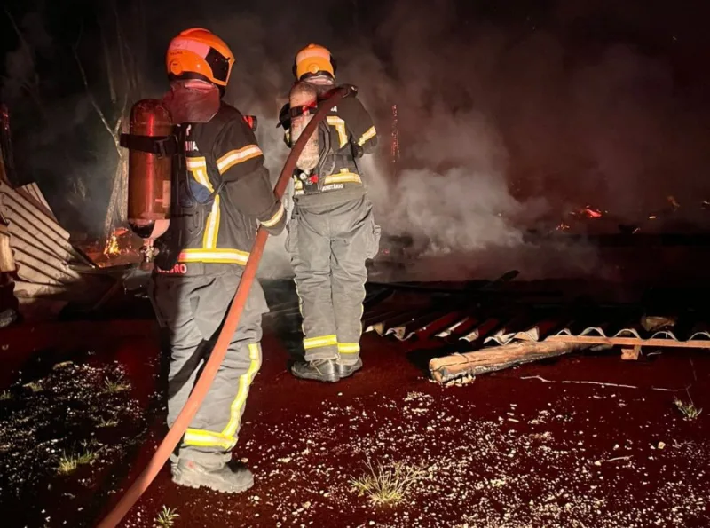 Incêndio destrói casa no interior de Orleans