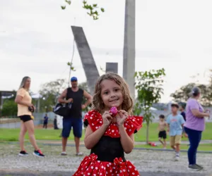Mais de mil crianças participam da caça aos ovos de Páscoa nos parques de Criciúma