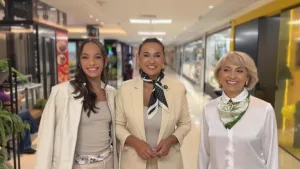 Lenços ganham espaço como tendência versátil e inspiram campanha de Dia das Mães no Shopping Della