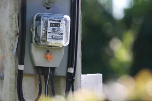 Conta de luz ficará mais cara em maio com bandeira amarela