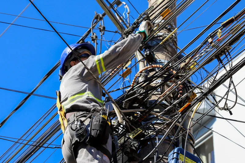 Operação Limpa Fios retira mais de 800 quilos de cabos obsoletos no Rio Maina