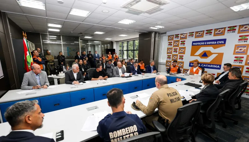 Governador acompanha primeira reunião presencial do Comitê de Gestão de Crises após assinatura do Decreto de Alerta Climático