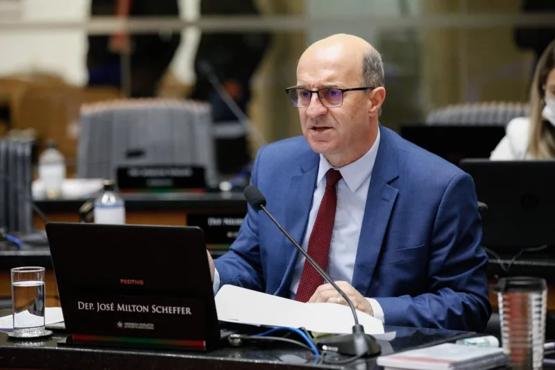 Zé Milton debate safra da tainha com ministérios e pescadores