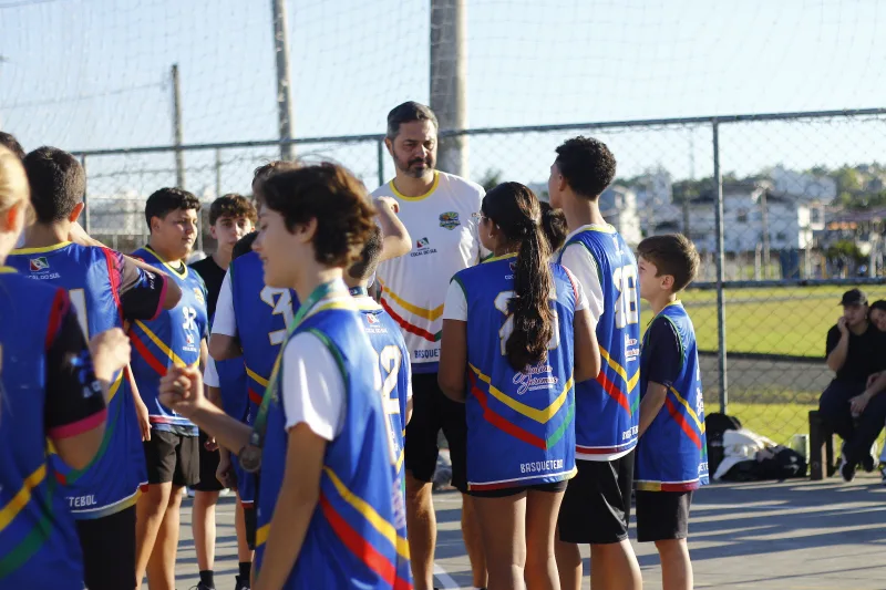 Projeto de basquete reúne 40 crianças e realiza sonho de ex-atleta em Cocal do Sul