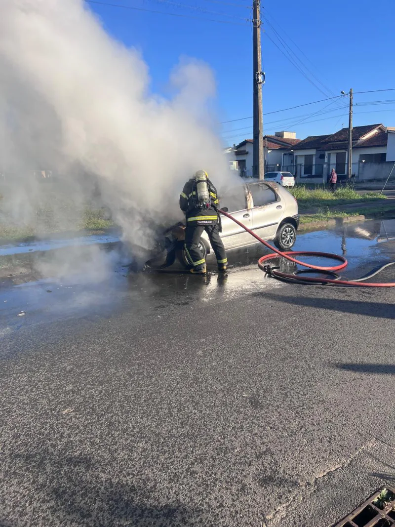CRICIÚMA: Incêndio em veículo mobiliza bombeiros