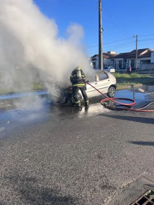 CRICIÚMA: Incêndio em veículo mobiliza bombeiros