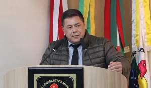 Câmara questiona ausência de lixeiras em praças de Criciúma