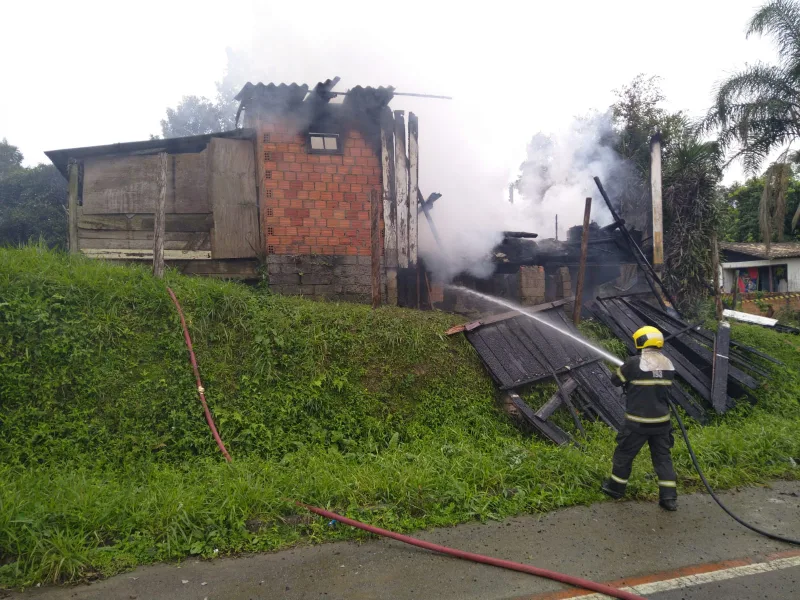 Incêndio destrói casa de madeira no Rio Maina