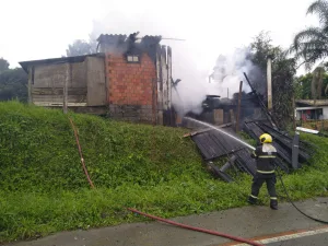 Incêndio destrói casa de madeira no Rio Maina