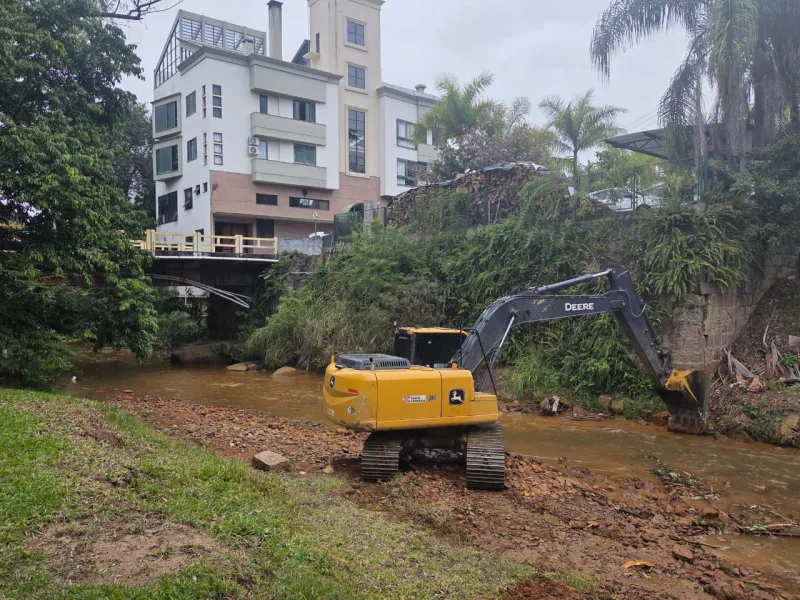 Urussanga avança na limpeza de rios e cursos hídricos