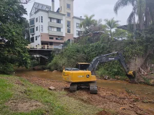Urussanga avança na limpeza de rios e cursos hídricos