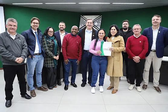 Vereadores acompanham entrega de 77 escrituras do Programa Lar Legal nos bairros Boa Vista e Verdinho