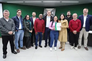 Vereadores acompanham entrega de 77 escrituras do Programa Lar Legal nos bairros Boa Vista e Verdinho