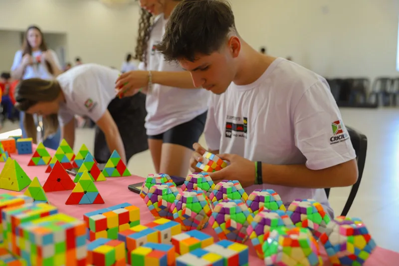 Estudantes da rede municipal participam do 6º Campeonato Interclubes de Cubo Mágico, em Criciúma