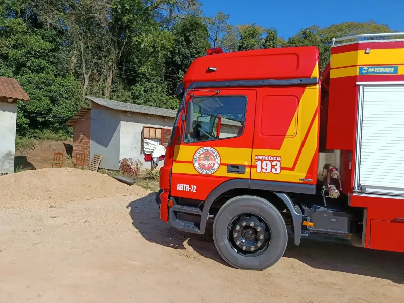 Incêndio atinge residência em Içara e mobiliza bombeiros