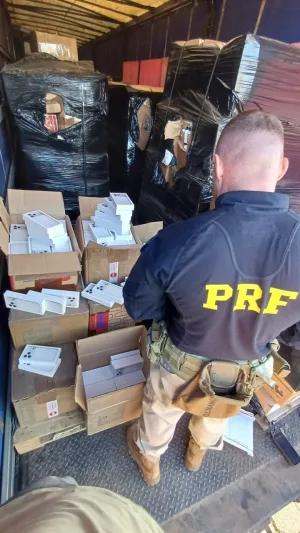 Carga avaliada em R$ 20 milhões é apreendida pela PRF com 1,7 mil celulares e 2,5 mil relógios inteligentes