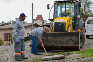 Prefeitura de Criciúma intensifica cronograma de limpeza de rios e bocas de lobo