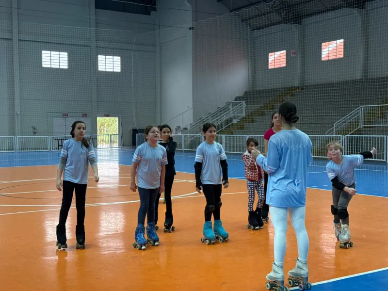 Cocal do Sul mantém única aula pública de patinação artística da Amrec