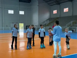 Cocal do Sul mantém única aula pública de patinação artística da Amrec