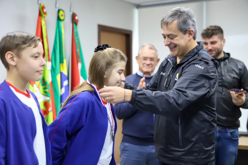 Pódio na França: estudantes da EMEB José Rosso receberam a medalha de bronze