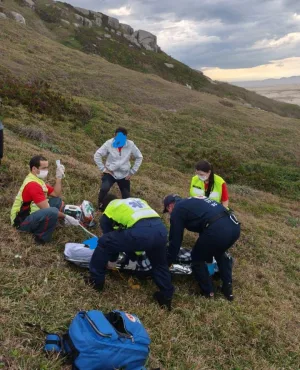Homem é resgatado após queda de parapente no Farol de Santa Martav