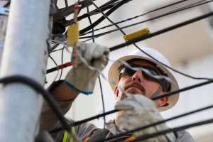 Prefeitura de Criciúma realiza 10ª edição da Operação Limpa Fios na Rua Anita Garibaldi nesta terça-feira