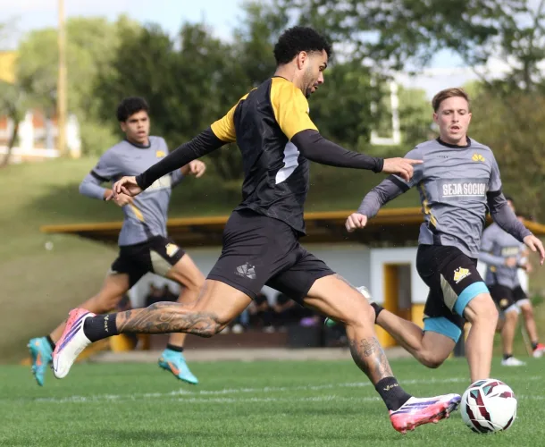 Líder da Série B, Criciúma realiza jogo-treino com o Sub-20 em preparação para encarar o Athletic