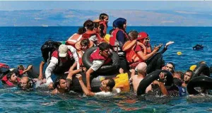 Migrantes chegam em massa de Marrocos a Ceuta, na Espanha