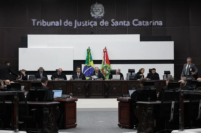 Homem que beijou criança de 11 anos à força agora terá de indenizar vítima e familiar