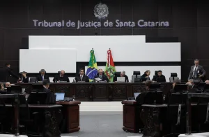 Homem que beijou criança de 11 anos à força agora terá de indenizar vítima e familiar