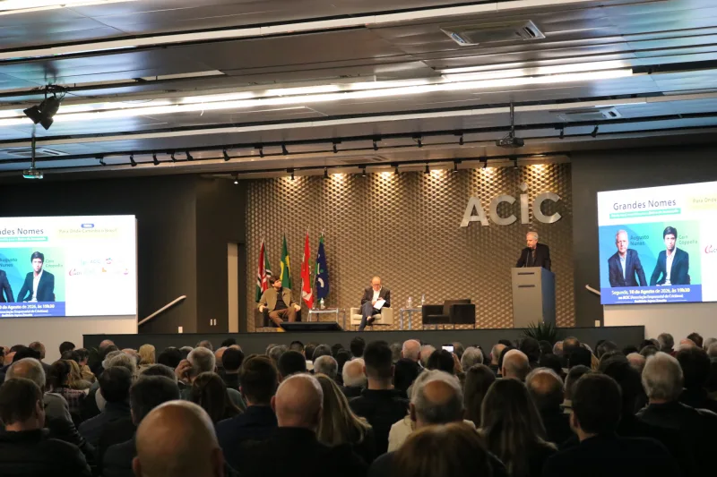 Comentaristas políticos destacam exemplo catarinense em evento na Acic