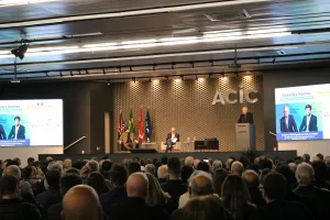 Comentaristas políticos destacam exemplo catarinense em evento na Acic