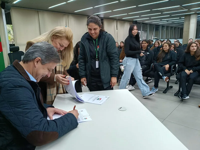 Delegação de Criciúma que disputou os Joguinhos Abertos é recebida pelo prefeito e vice no Paço Municipal