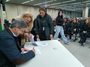Delegação de Criciúma que disputou os Joguinhos Abertos é recebida pelo prefeito e vice no Paço Municipal