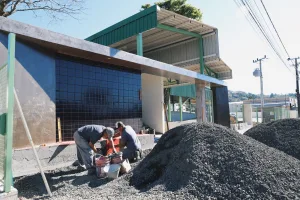 Prefeitura de Criciúma realiza intervenção em casa com grande acúmulo de resíduos na região central