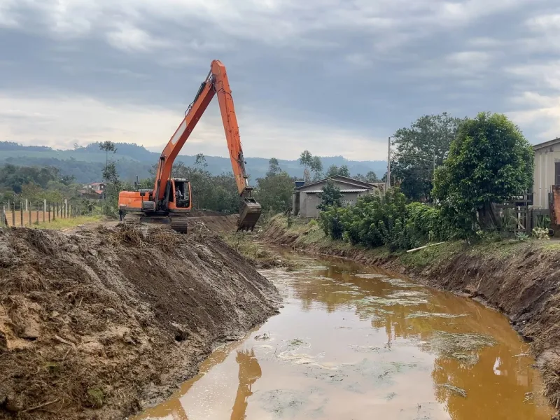 Criciúma limpa mais de 20 quilômetros de rios na preparação para efeitos do El Niño