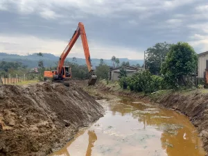 Criciúma limpa mais de 20 quilômetros de rios na preparação para efeitos do El Niño