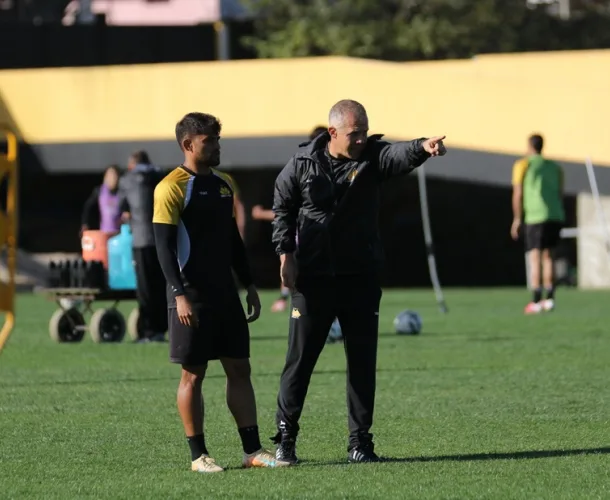 Baptista faz treino tático para o duelo de sexta