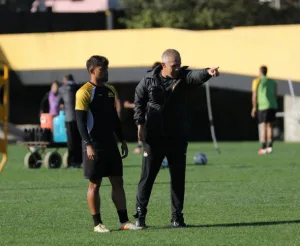 Baptista faz treino tático para o duelo de sexta