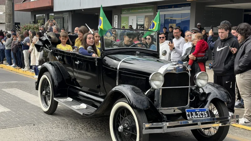 Desfile Cívico reúne milhares de pessoas em celebração em Morro da Fumaça