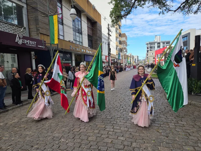 Mais de 40 grupos participam do Desfile Cívico em Urussanga