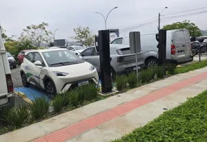 Acic amplia práticas sustentáveis com mobilidade elétrica e energia renovável