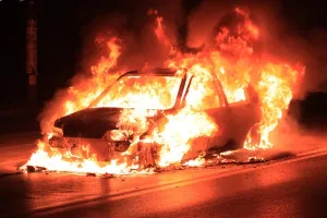 Homem é condenado por incendiar carros da ex-companheira e de seu novo namorado