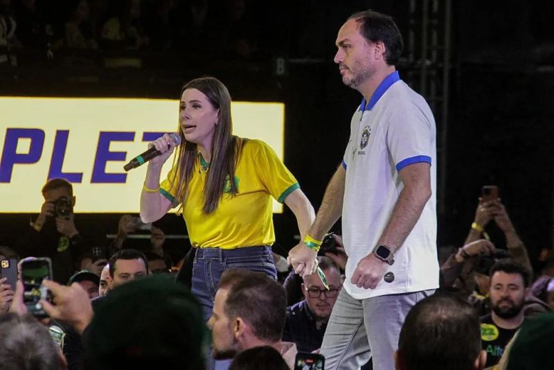 Tsunami conservador em SC: Carol De Toni e Carlos Bolsonaro são eleitos senadores