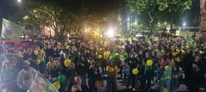 Ato organizado por estudantes de direita reúne cerca de 400 participantes em Criciúma