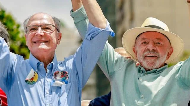 Lula é reeleito presidente do Brasil em virada histórica